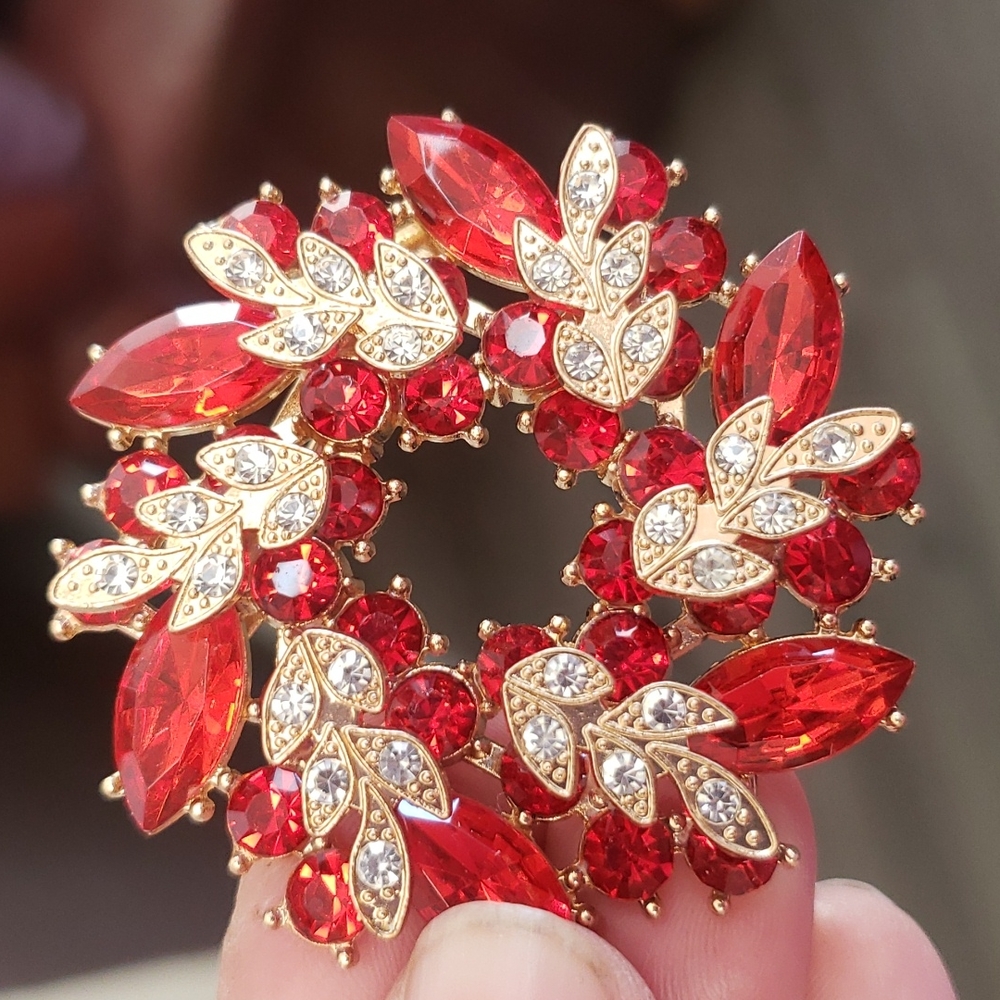 Rhinestone Red Wreath Brooch Pin Gold To… - Picture 4 of 7